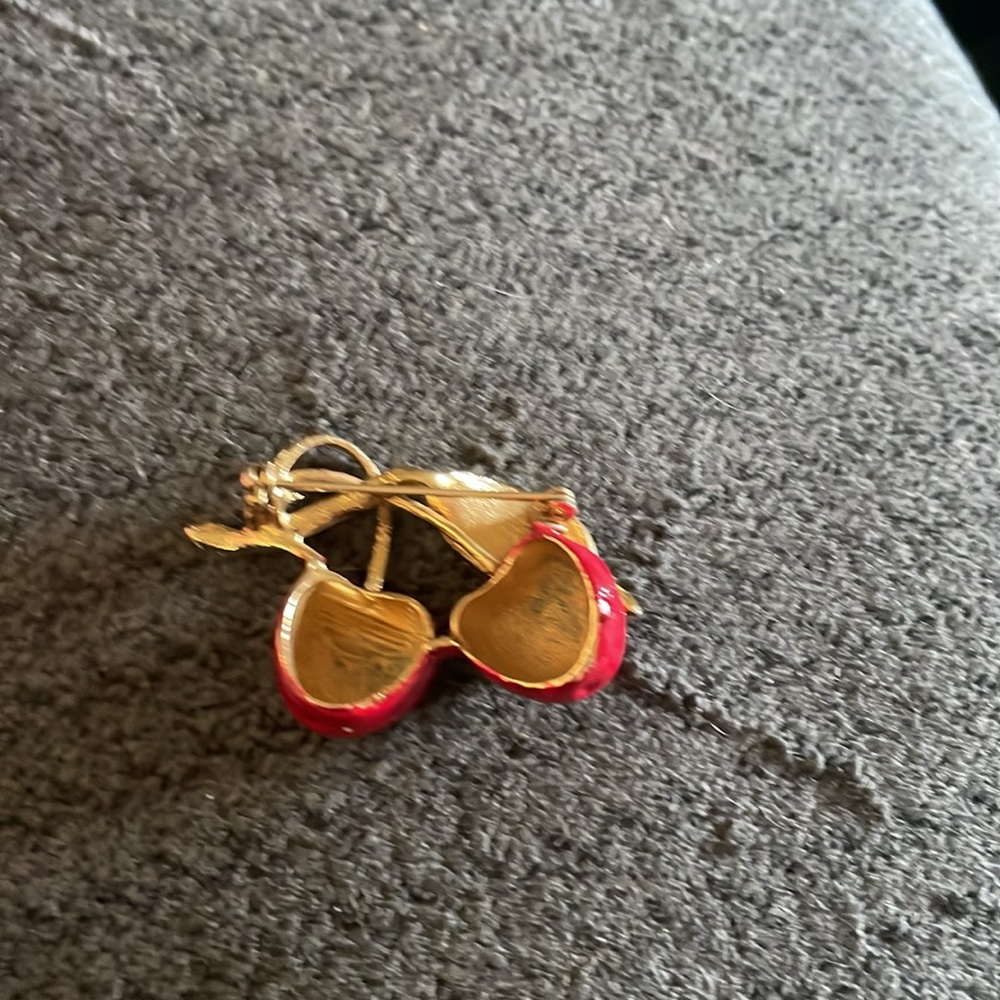 v i n t a g e :: 
 cherry pin - Picture 2 of 3